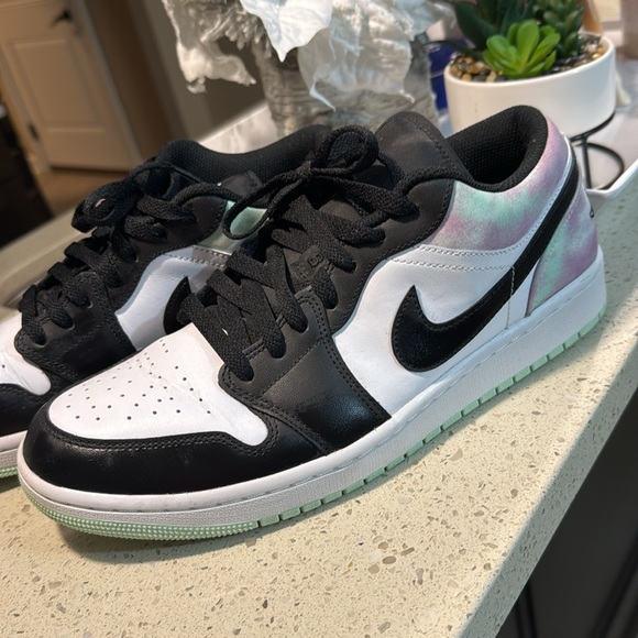 Nike men's Air Jordan shoes - Picture 2 of 7